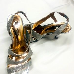 Mootsies tootsies silver striped sandals size 6.5